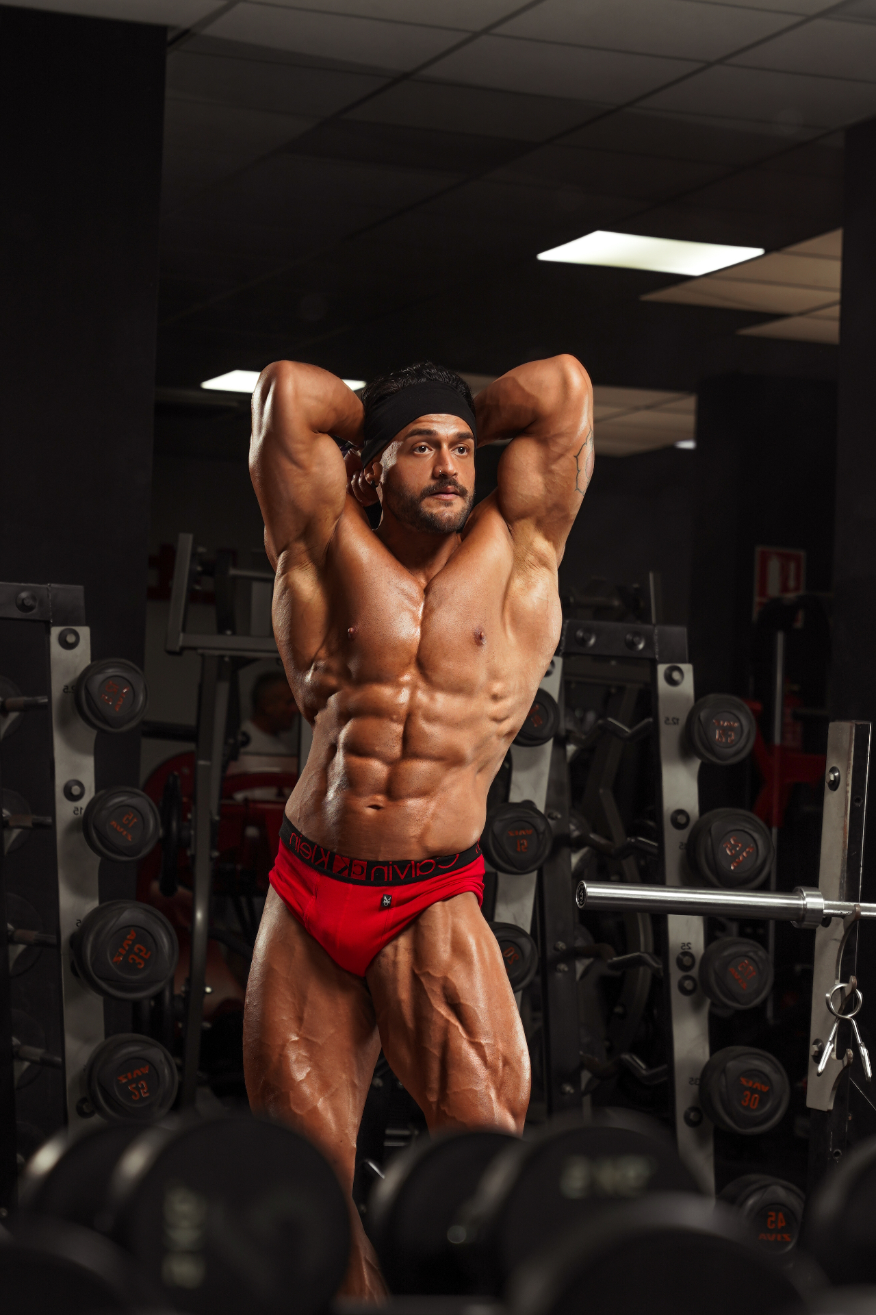 Sergio Delamo posando en el gimnasio